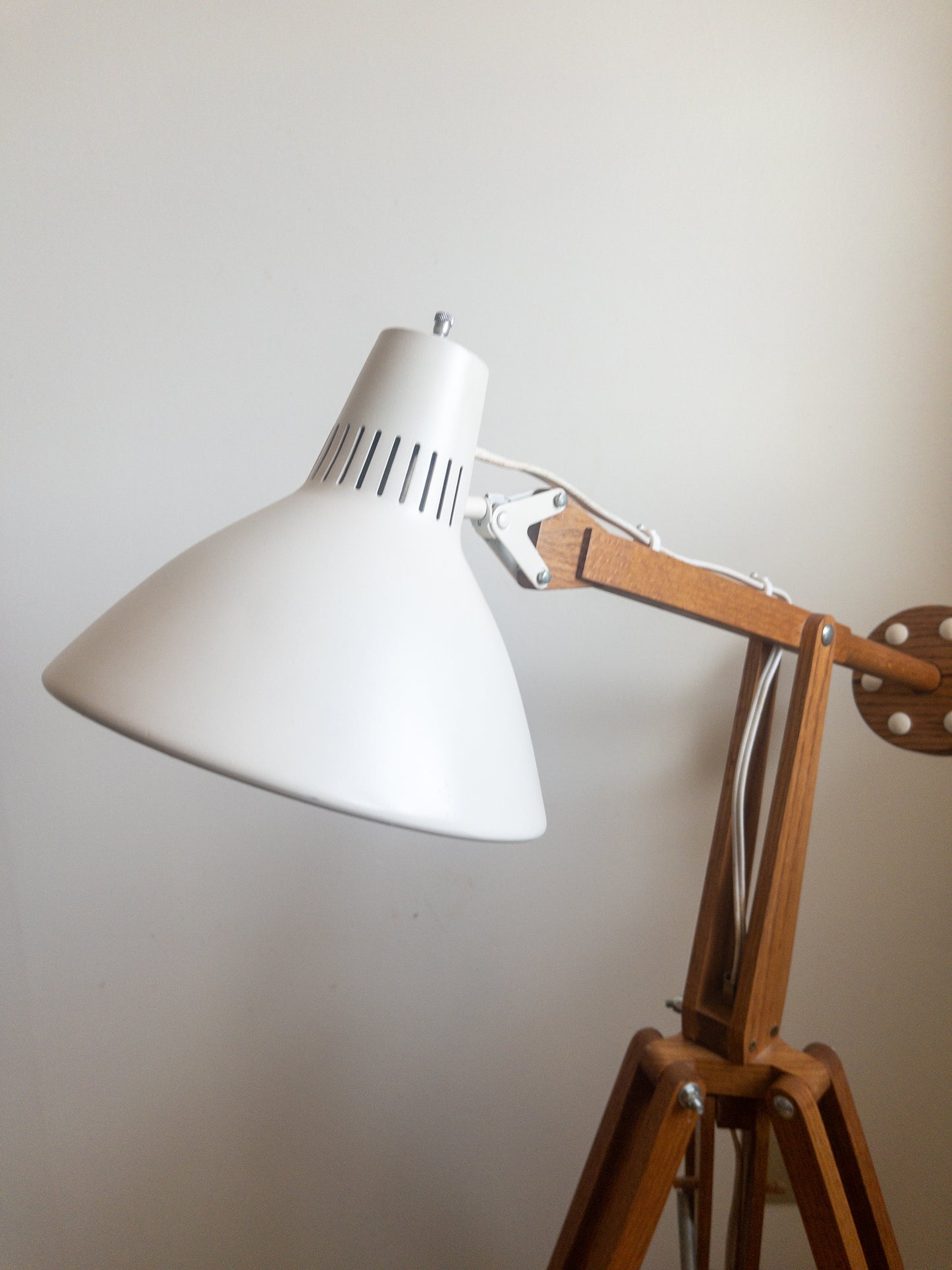 Tripod floor lamp