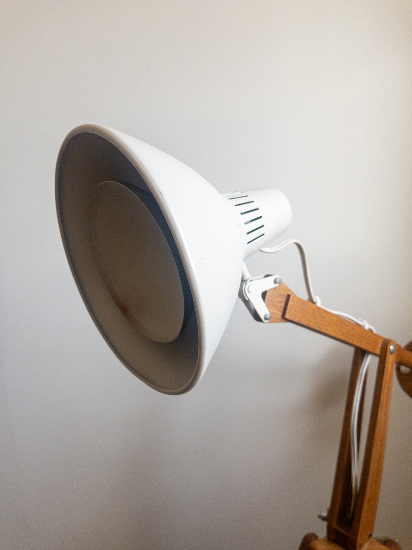 Tripod floor lamp