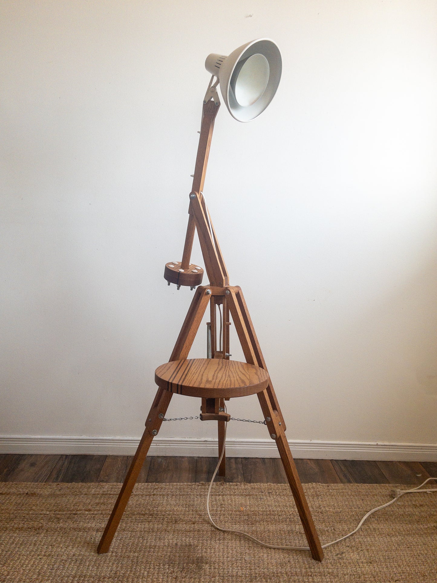 Tripod floor lamp