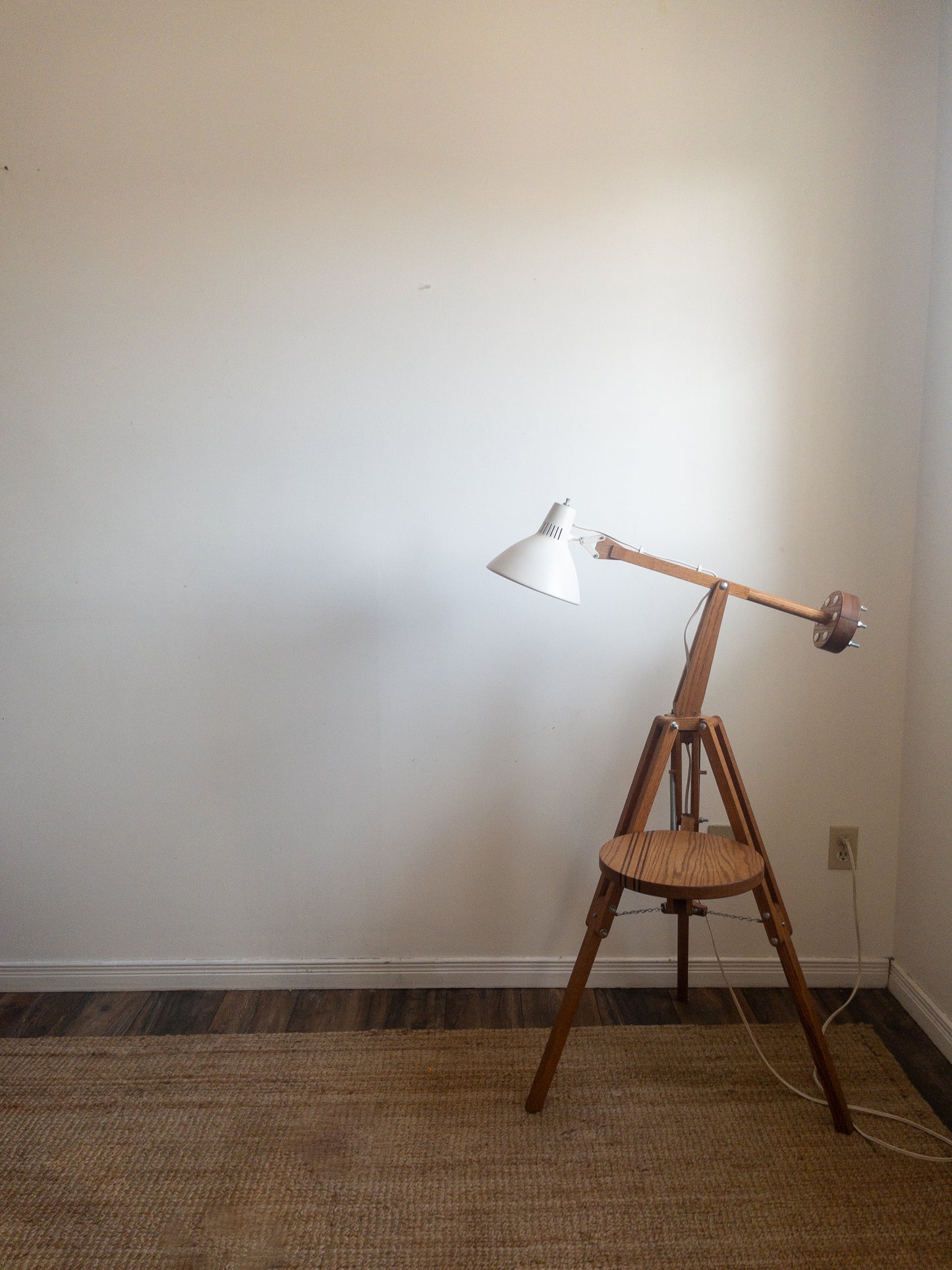 Tripod floor lamp