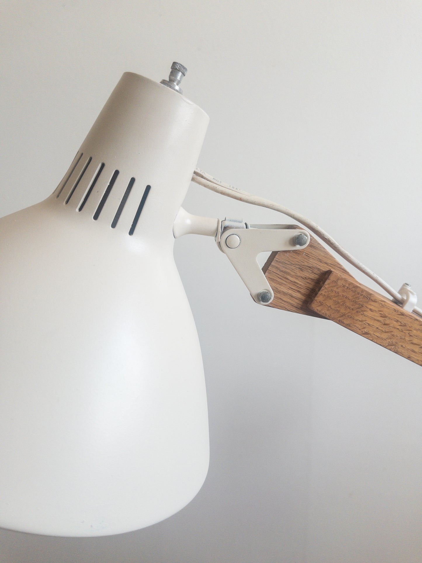 Tripod floor lamp