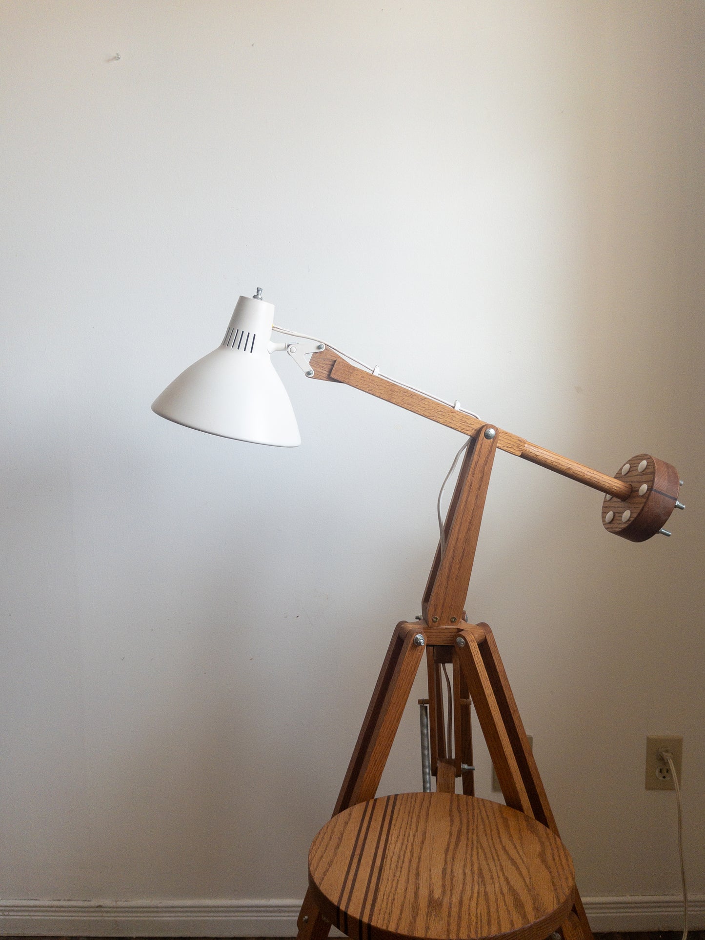 Tripod floor lamp