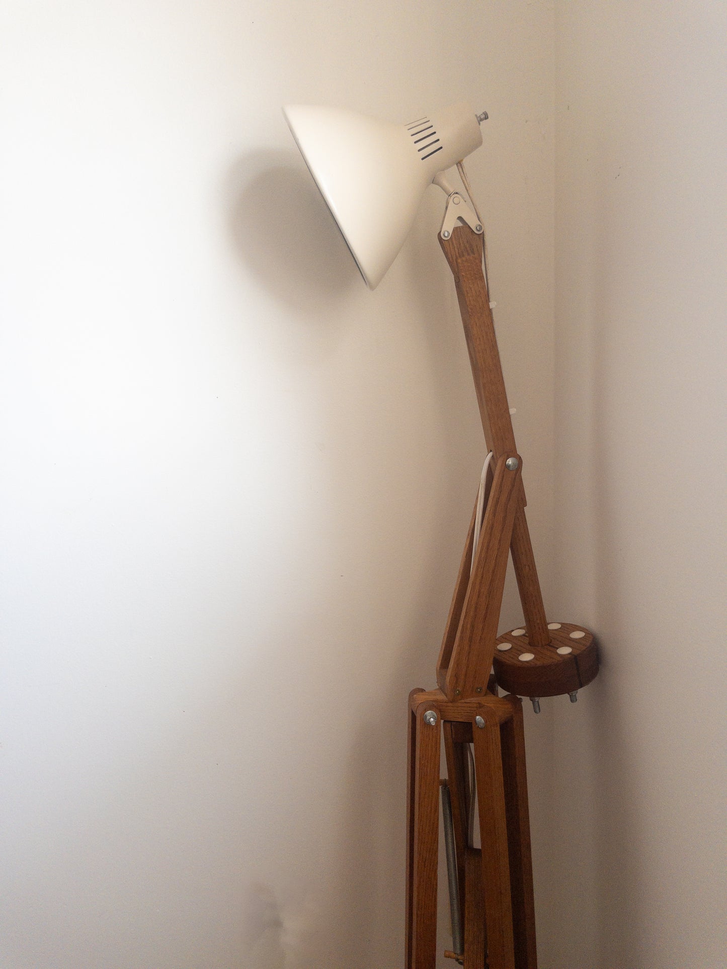 Tripod floor lamp