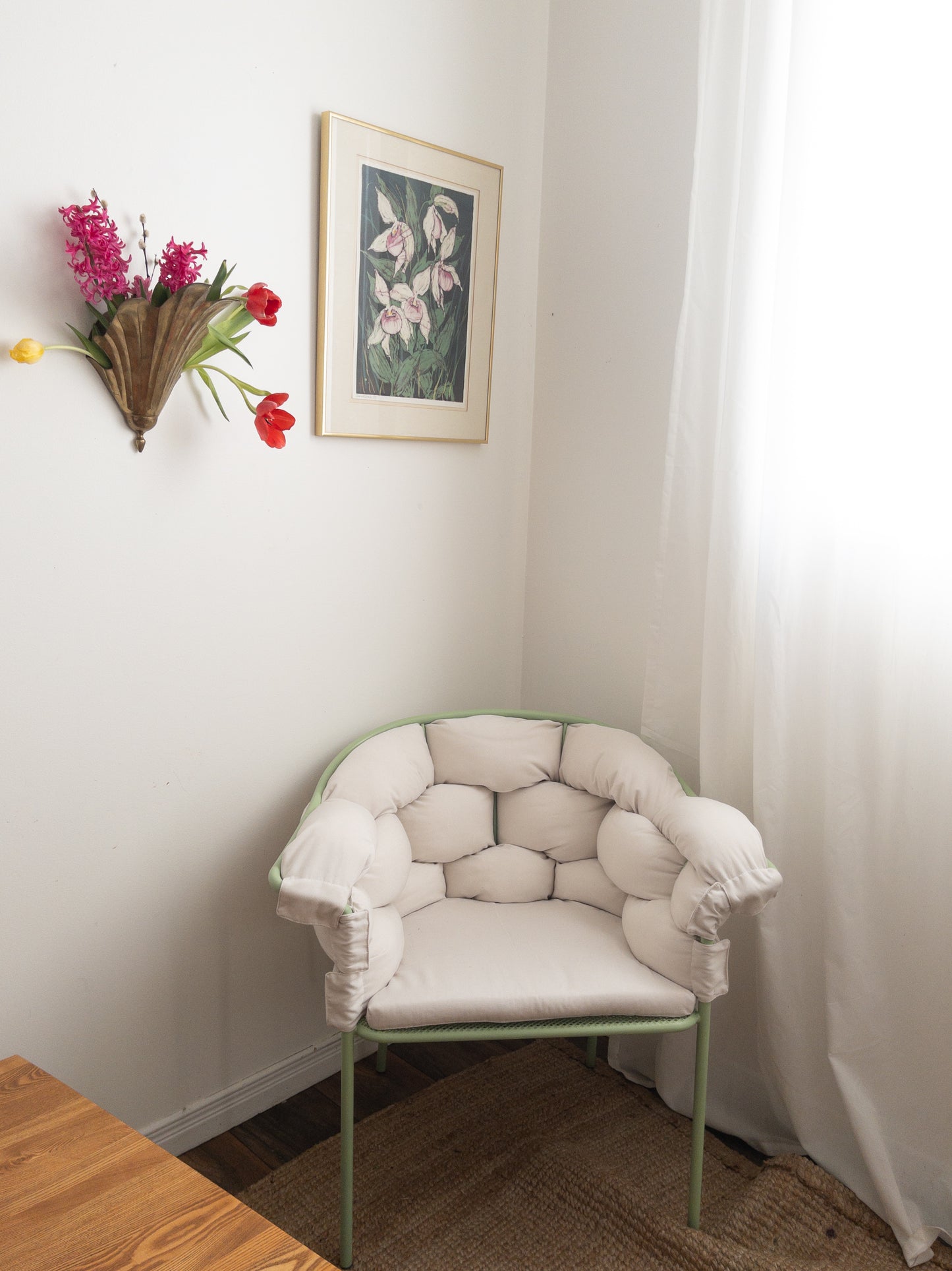 Serpentine accent chair