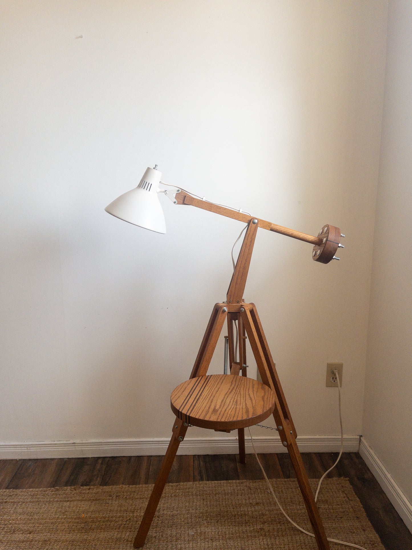 Tripod floor lamp